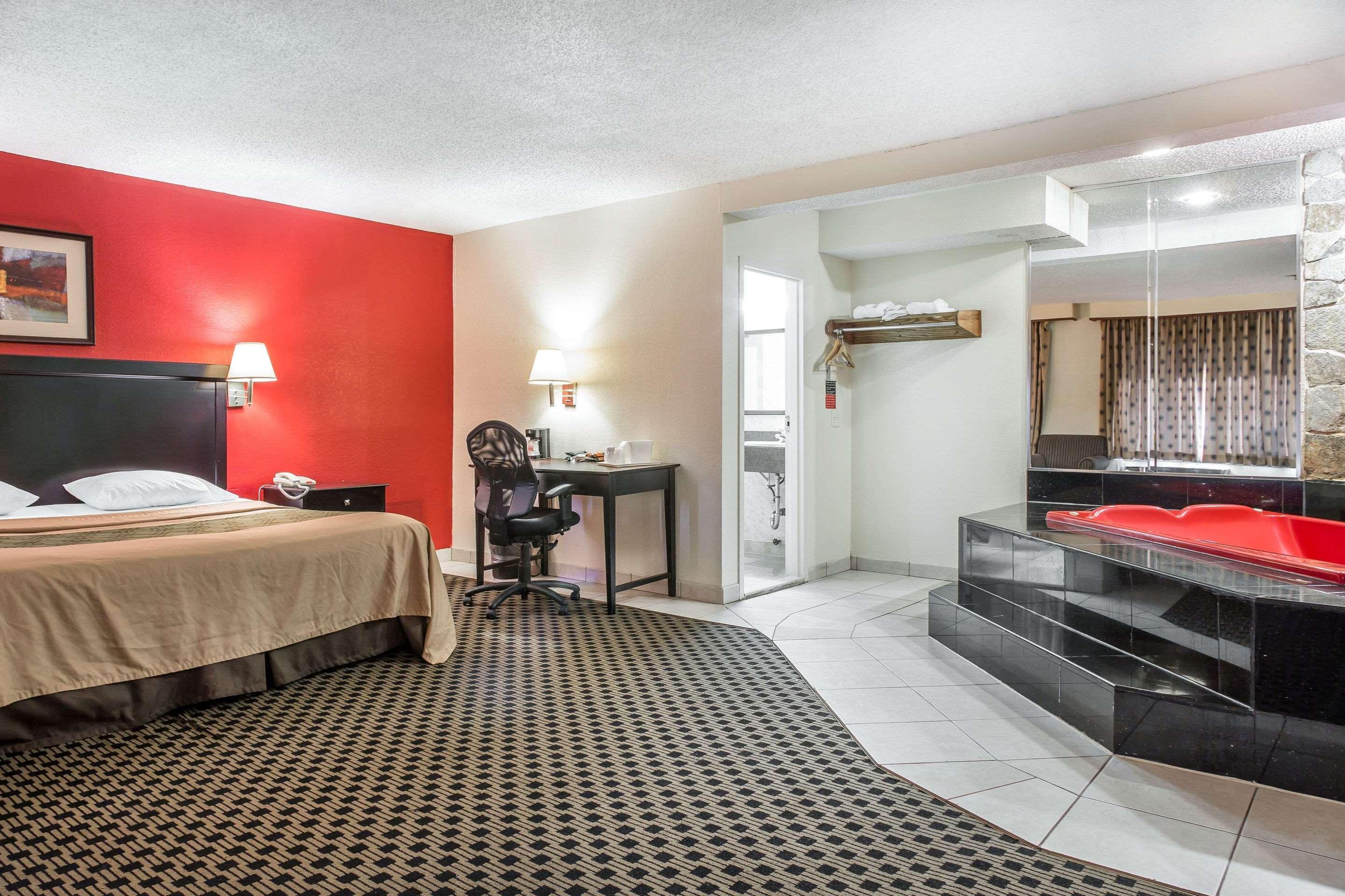 Econo Lodge *