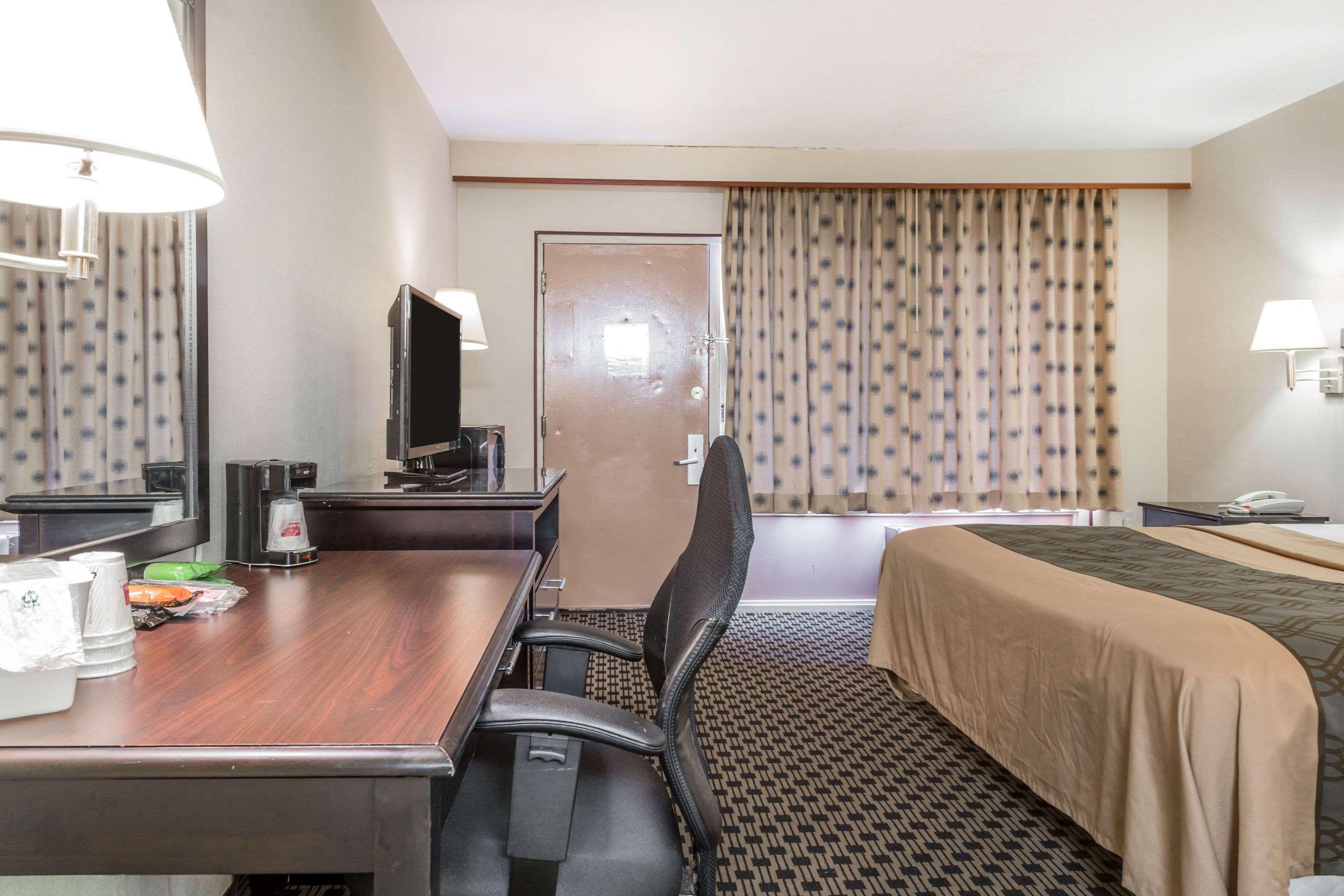 Lodge Econo West Haven