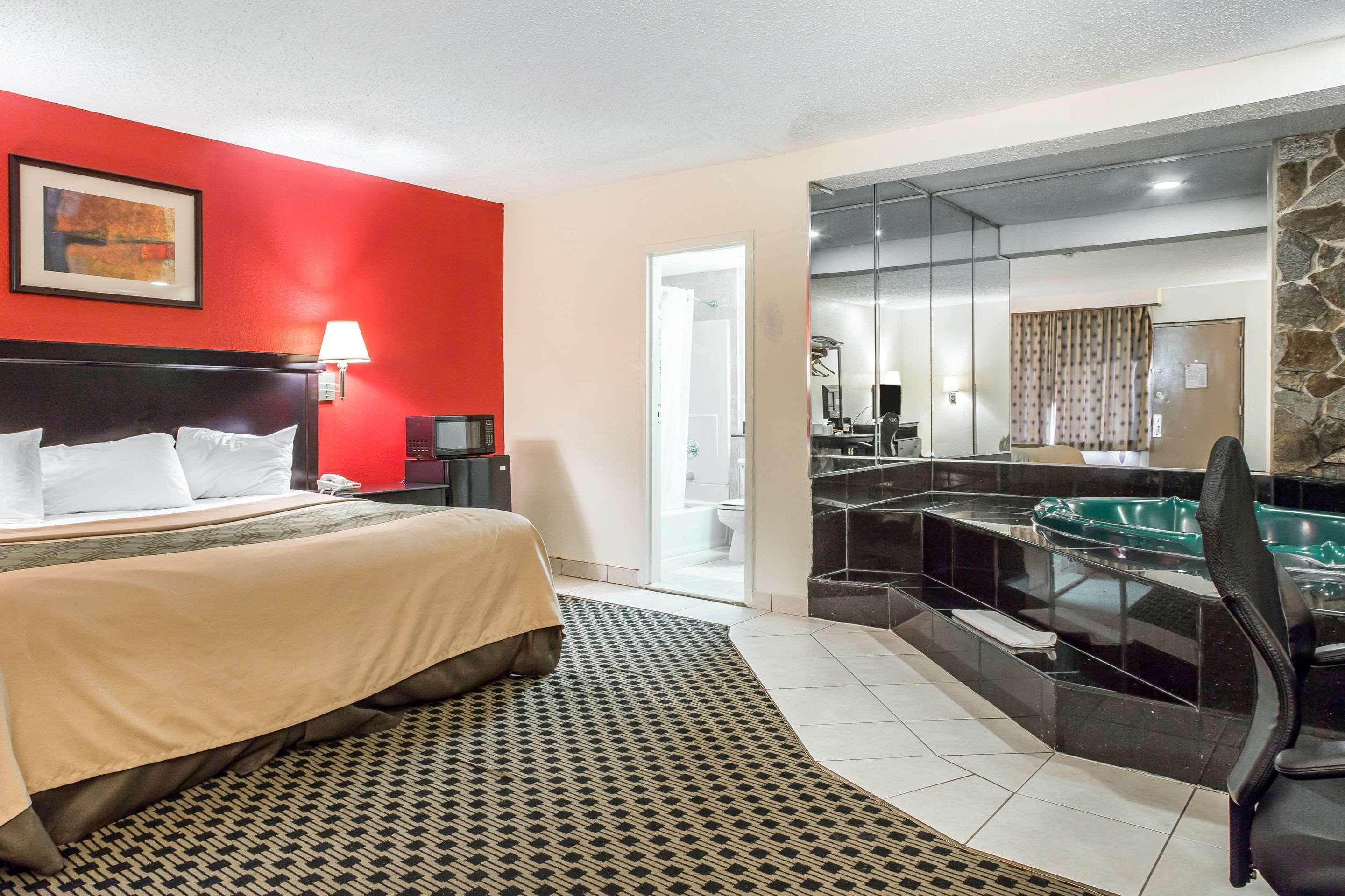 Econo Lodge *